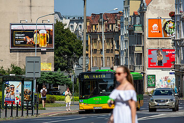 Polen  Poznan - Linienbus und Auto auf der Ulica Dabrawskiego  Hauptstrasse im Stadtteil Jezyce