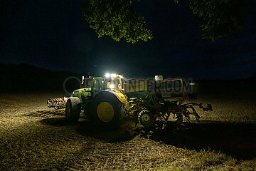 Deutschland  Kluetz - Landwirt beim Pfluegen mit dem Traktor