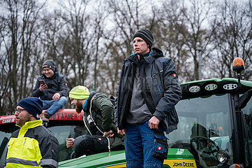 Berlin  Deutschland  Landwirte demonstrieren vor dem Brandenburger Tor gegen die Politik und Sparplaene der Regierung