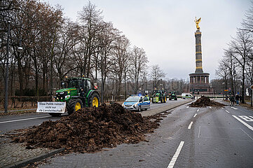 Berlin  Deutschland  Landwirte haben waehrend einer Demonstration einen Misthaufen auf eine Hauptstrasse gekippt