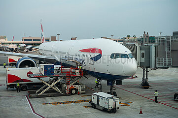 Singapur  Republik Singapur  Boeing 777-300 Passagierflugzeug der British Airways am Terminal 1 des Flughafen Changi