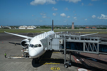 Denpasar  Bali  Indonesien  Boeing 787 Dreamliner Passagierflugzeug der Singapore Airlines auf dem internationalen Flughafen