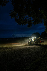 Deutschland  Kluetz - Landwirt beim Pfluegen mit dem Traktor
