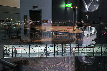 London  Grossbritannien  Flugzeuge der British Airways und Flugreisende am Terminal 5 auf dem Flughafen Heathrow