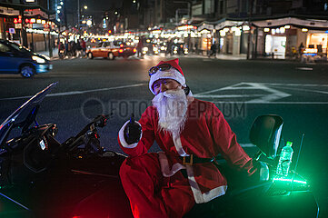 Kyoto  Japan  Portraet von einem Motorradfahrer im Weihnachtsmannkostuem