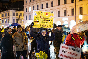 Hunderte Corona Leugner demonstrieren in München