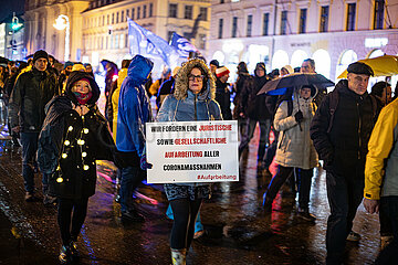 Hunderte Corona Leugner demonstrieren in München