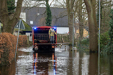 Deutschland  Bremen - Feuerwehr unterwegs auf ueberschwemmter Strasse  Hochwasser an der Wuemme  Grenze zwischen Bremen-Niedersachsen