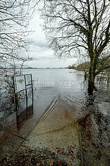 Deutschland  Bremen - ueberschwemmter Weg  Hochwasser an der Wuemme  Grenze zwischen Bremen-Niedersachsen