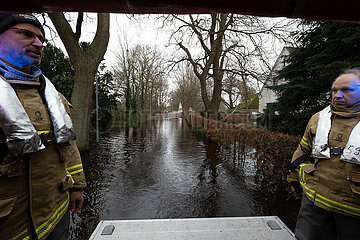 Deutschland  Bremen - Feuerwehr unterwegs auf ueberschwemmter Strasse  Hochwasser an der Wuemme  Grenze zwischen Bremen-Niedersachsen