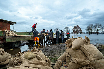 Deutschland  Lilienthal - Landwirte transportieren Sandsaecke per Boot zu durchweichtem Deich beim Hochwasser an der Wuemme