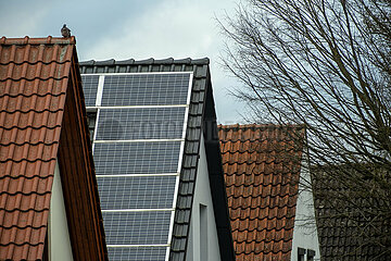 Deutschland  Bremen - Solarzellen auf einem Privathaus  im Winter bei bedecktem Himmel leider fast null Stromerzeugung