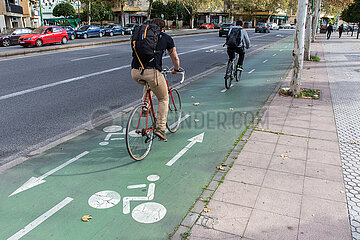 Radfahrer Straße mit gegenverkehr