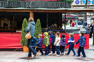 Kindergartengruppe auf einem Weihnachtsmarkt in Cordoba