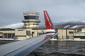 Evenes  Norwegen  Winglet eines Flugzeugs der Norwegian Airlines vor dem Tower des Flughafen Harstad/Narvik