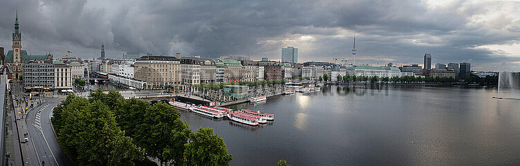 Hamburg  Deutschland  Blick vom Ballindamm auf die Binnenalster und das Rathaus
