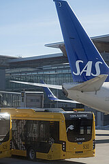 Oslo  Norwegen  Flugzeuge der SAS und Elektrobus vor dem Terminal des Flughafen Oslo-Gardermoen