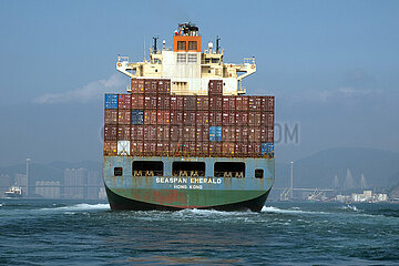 Hong Kong  China  Containerschiff Seaspan Emerald auf dem Suedchinesischen Meer