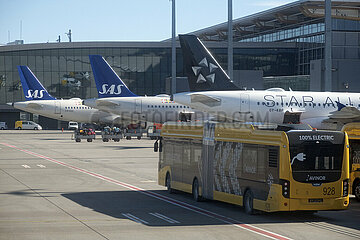 Oslo  Norwegen  Flugzeuge der SAS und Elektrobus vor dem Terminal des Flughafen Oslo-Gardermoen