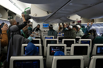 Jakarta  Indonesien  Passagiere in einer Flugzeugkabine kurz nach der Landung