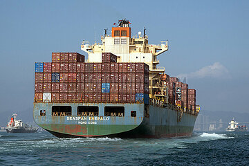 Hong Kong  China  Containerschiff Seaspan Emerald auf dem Suedchinesischen Meer