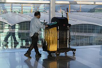 Hong Kong  China  Reinigungskraft im Terminal des Flughafen