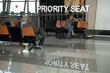 Jakarta  Indonesien  Reisender sitzt im Terminal des Flughafens auf einem Vorrangsitz