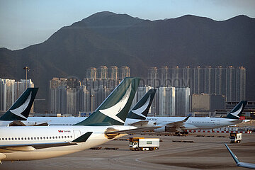 Hong Kong  China  Hecks von Flugzeugen der Cathay Pacific auf dem Vorfeld des Hong Kong International Airport