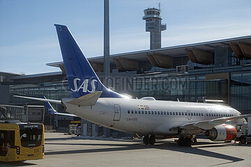 Oslo  Norwegen  Boeing 737 der SAS Airlines vor dem Terminal des Flughafen Oslo-Gardermoen