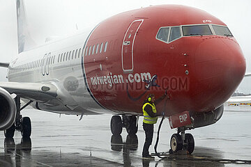 Evenes  Norwegen  Boden-Lotse schliesse ein Flugzeug der Norwegian Airlines auf dem Vorfeld des Flughafen Harstad/Narvik an die Stromversorgung an