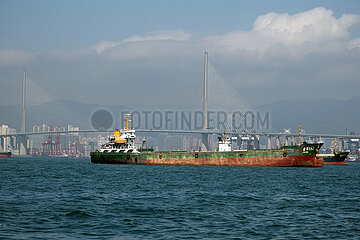 Hong Kong  China  Frachtschiffe vor der Stonecutters-Bruecke auf dem Suedchinesischen Meer