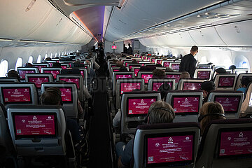 Doha  Katar  Passagiere in einer Flugzeugkabine erhalten ueber die Bordmonitore Informationen zu Zollbestimmungen bei der Einreise