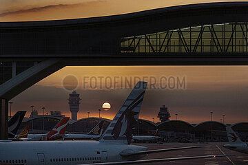Hong Kong  China  Flugzeuge bei Sonnenuntergang auf dem Vorfeld des Hong Kong International Airport