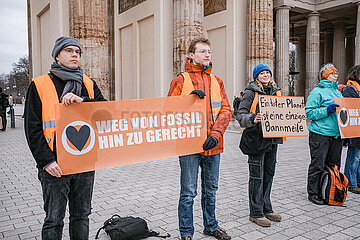 Ohne zu kleben und ohn Schmiererei: Letzte Generation protestiert vor Brandenburger Tor
