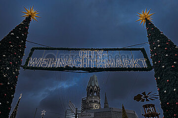 Berlin  Deutschland  Symbolfoto: City-Weihnachtsmarkt am Breitscheidplatz