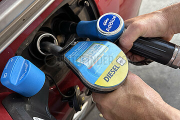 Hannover  Deutschland  Symbolfoto: PKW wird mit Diesel und AdBlue betankt