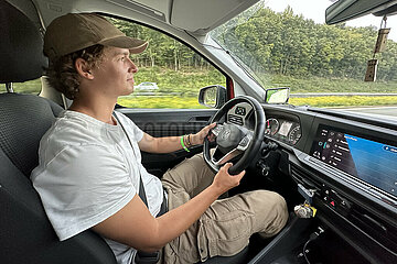Baden-Baden  Deutschland  junger Mann faehrt Auto auf der A5
