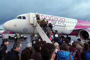 Schoenefeld  Deutschland  Reisende steigen in ein Flugzeug der Wizz Air ein