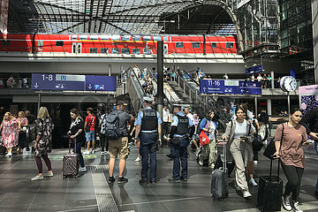 Berlin  Deutschland  Reisende im Hauptbahnhof