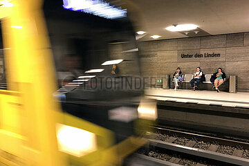 Berlin  Deutschland  U-Bahn der Linie 6 faehrt in den Bahnhof Unter den Linden ein