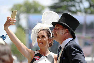 Royal Ascot  Ladies Day at Royal Ascot  Fashion: Woman with hat and man with top hat at the racecourse