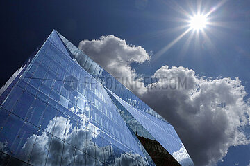 Berlin  Deutschland  Wolken spiegeln sich in der Fassade des Cube Berlin am Washingtonplatz