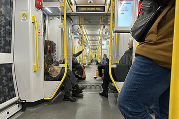 Berlin  Deutschland  Menschen in einer U-Bahn der Linie 2