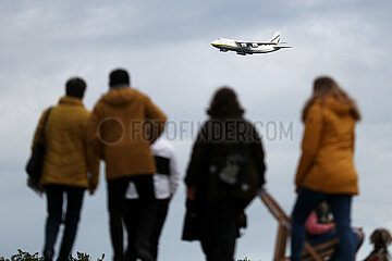 Hannover  Deutschland  Menschen schauen auf eine im Landeanflug befindliche Antonow An-124