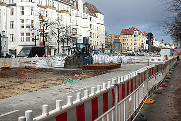 Berlin  Deutschland  Strassenbauarbeiten auf dem Kaiserdamm