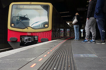 Berlin  Deutschland  rot leuchtende Bahnsteigkante am S-Bahnhof Suedkreuz bei Einfahrt eines Zuges