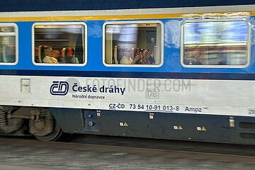 Berlin  Deutschland  Reisende in einem Zug des Ceske drahy