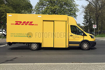 Berlin  Deutschland  Lieferwagen der DHL mit Elektroantrieb