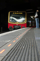 Berlin  Deutschland  rot leuchtende Bahnsteigkante am S-Bahnhof Suedkreuz bei Einfahrt eines Zuges
