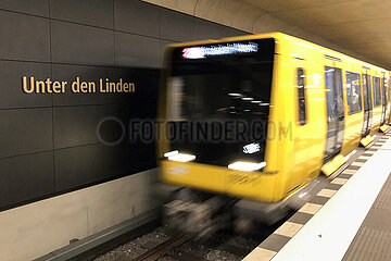 Berlin  Deutschland  U-Bahn der Linie 5 faehrt in den Bahnhof Unter den Linden ein
